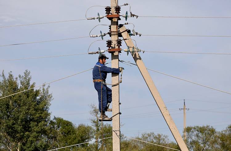 Энергетики восстанавливают электричество в подтопленных районах Приморья