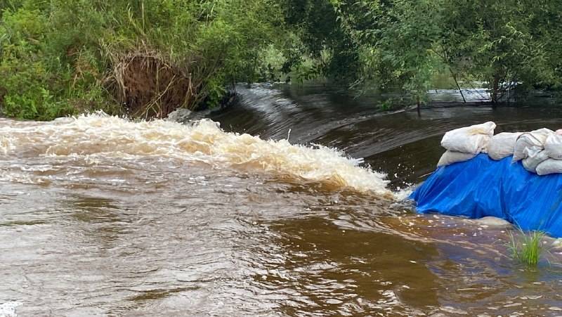 Насыпь на дамбе прорвало в Дальнереченске