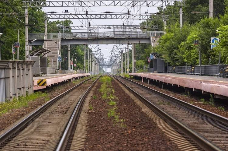 На железнодорожном переезде станции Стрелковая ограничат проезд