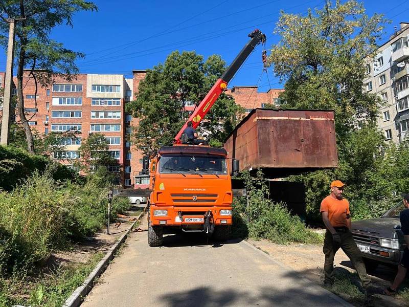 Незаконные строения сносят в Первореченском районе Владивостока