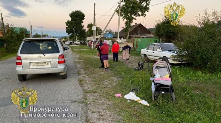 Пожилой водитель сбил подростка с коляской в Приморье