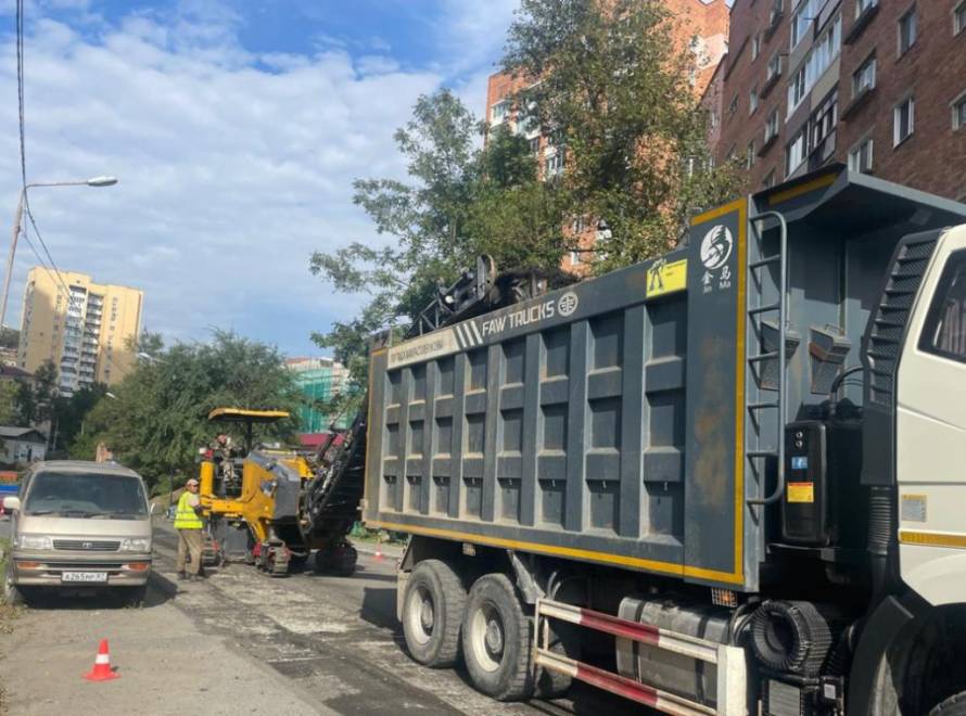 Ямы заделывают на улице Станюковича во Владивостоке