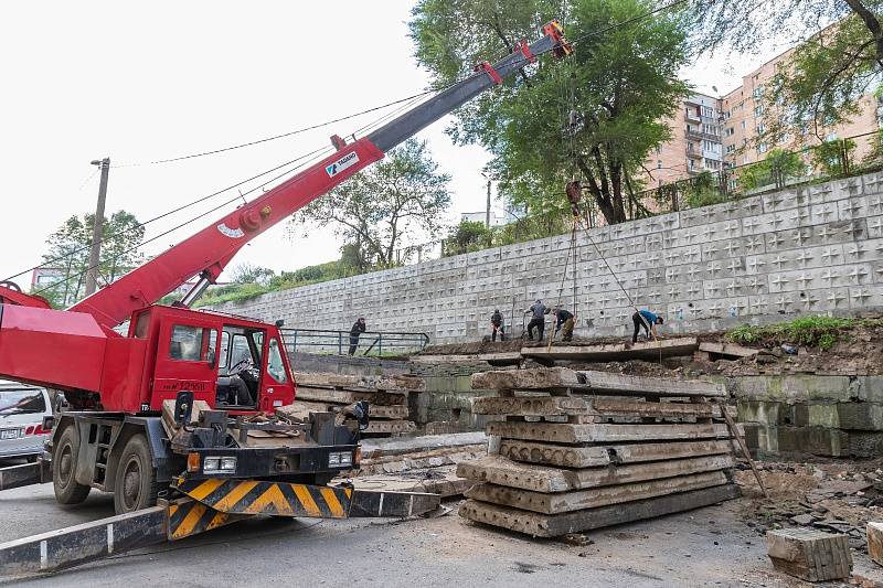 Устаревшее сооружение снесли на улице Тунгусской во Владивостоке