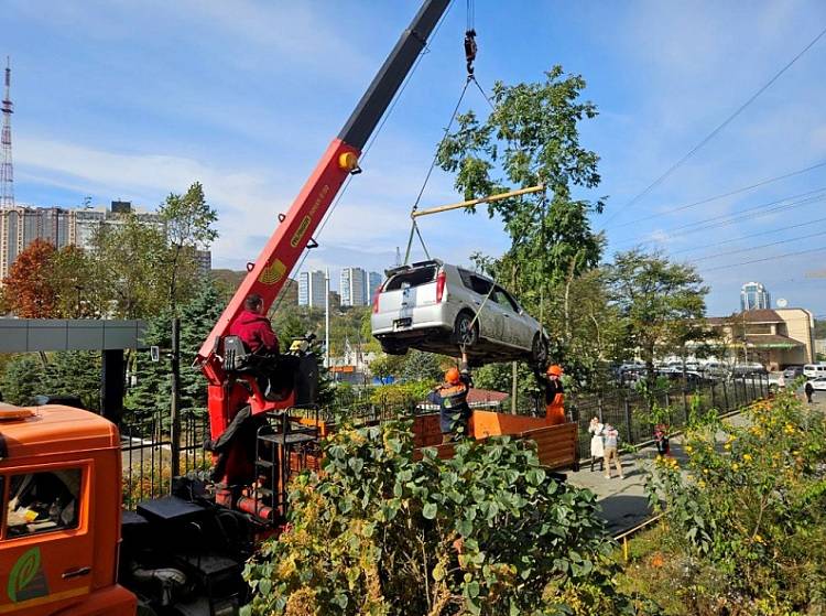 Брошенный автомобиль эвакуировали с улицы Владивостока