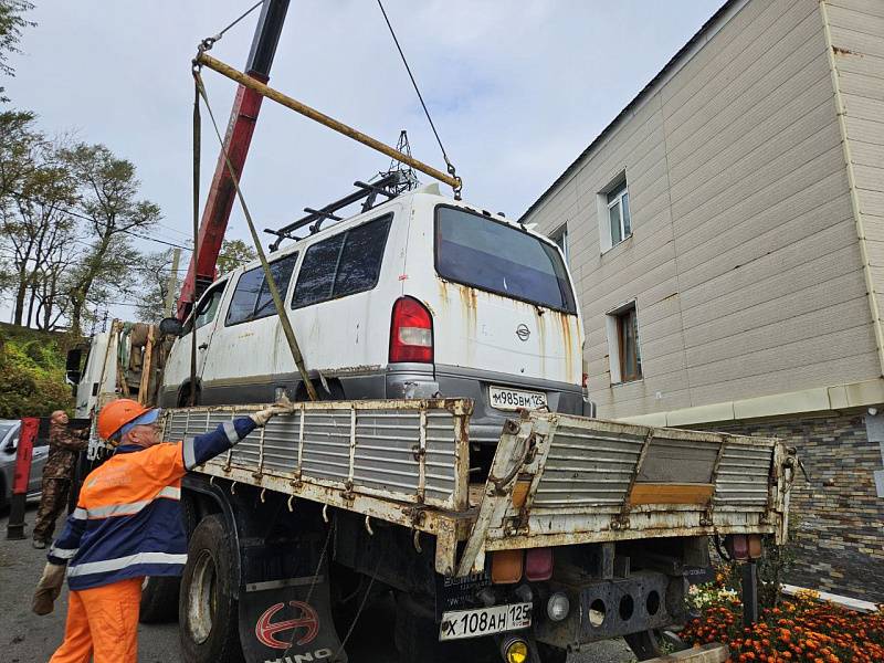 Еще одну партию брошенных автомобилей вывезли с трех улиц Владивостока