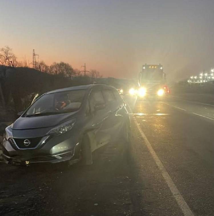 Пешеход скончался от колесами автомобиля в Приморье