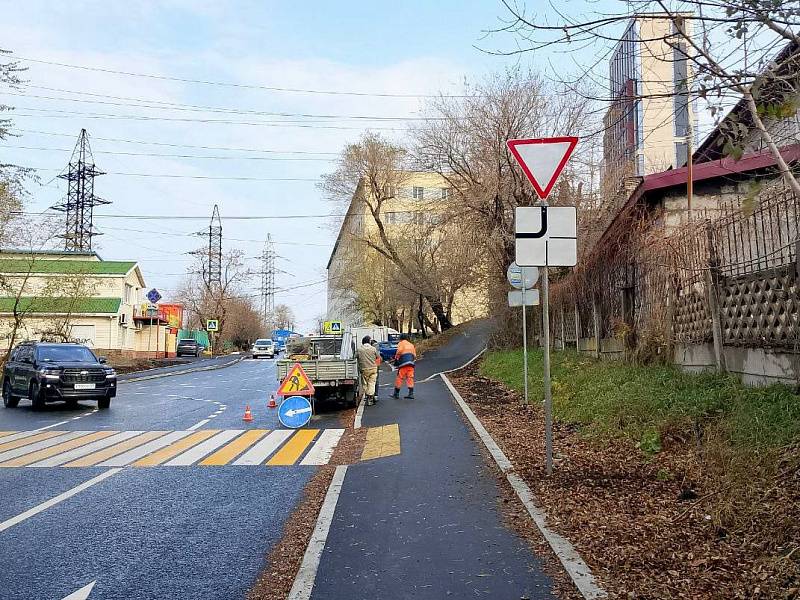 Дорожные знаки ремонтируют во Владивостоке