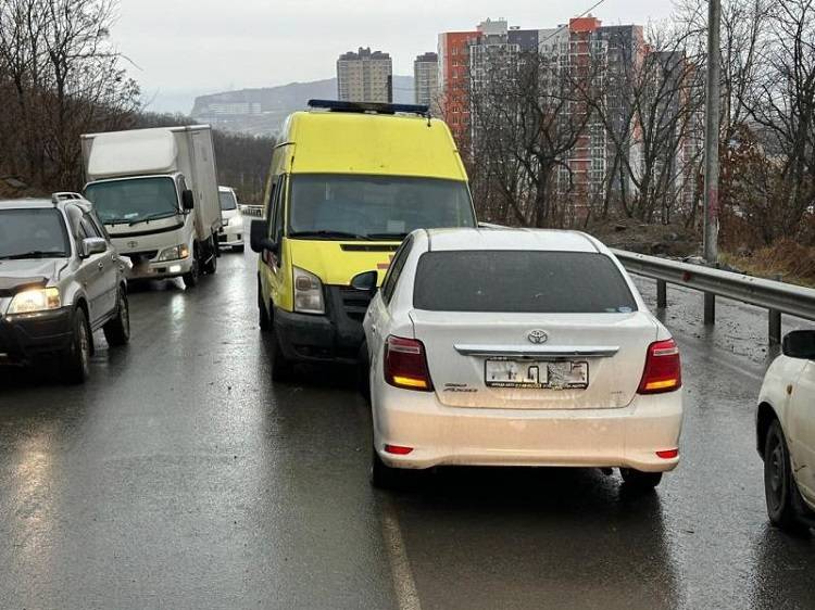 Во Владивостоке легковушка врезалась в машину скорой помощи