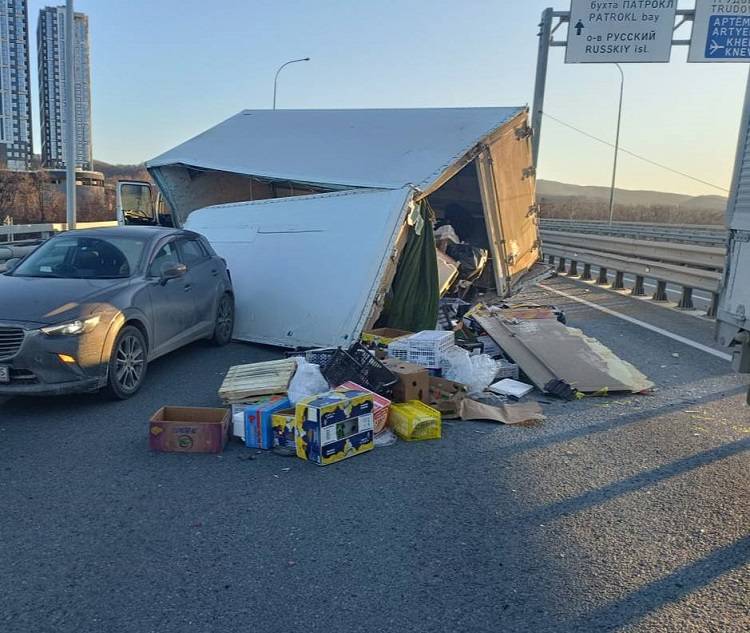 Во Владивостоке серьезная авария перекрыла движение по низководному мосту