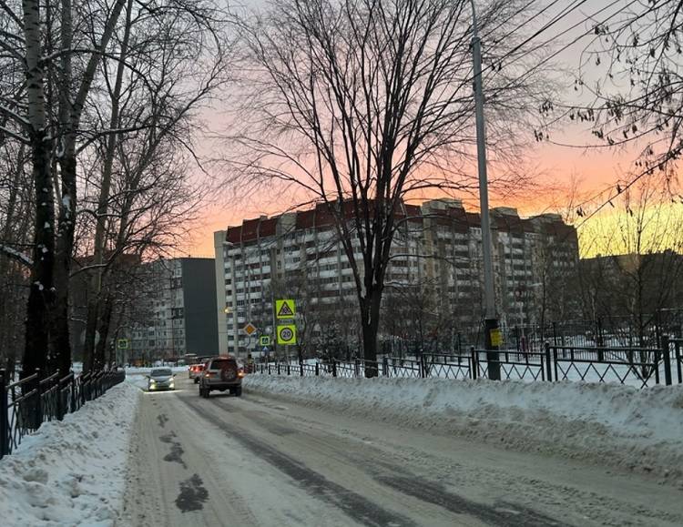 Дороги Владивостока обрабатывают противогололедными реагентами