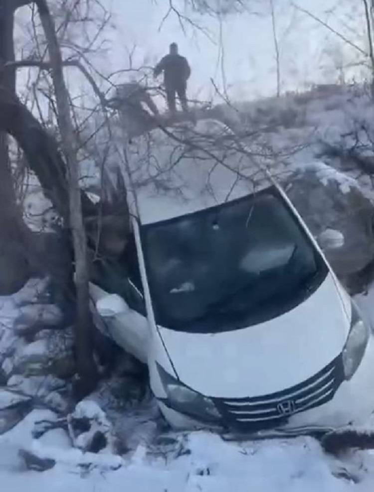 В Приморье подростки скатились на автомобиле с ледяной горки