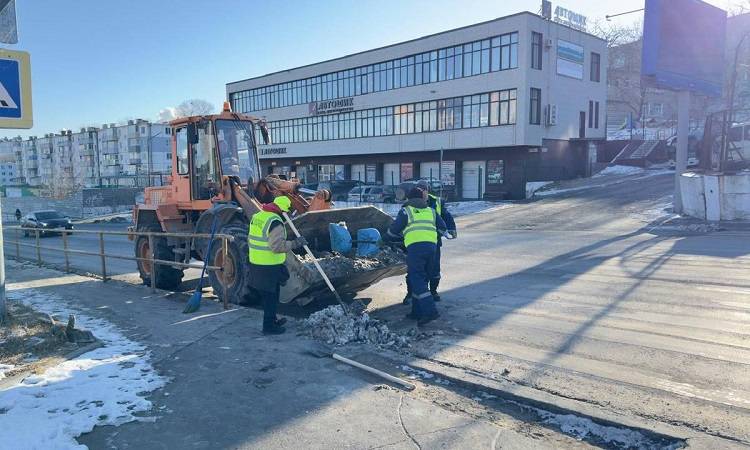 Городские службы продолжают преображать Владивосток в новогодние каникулы