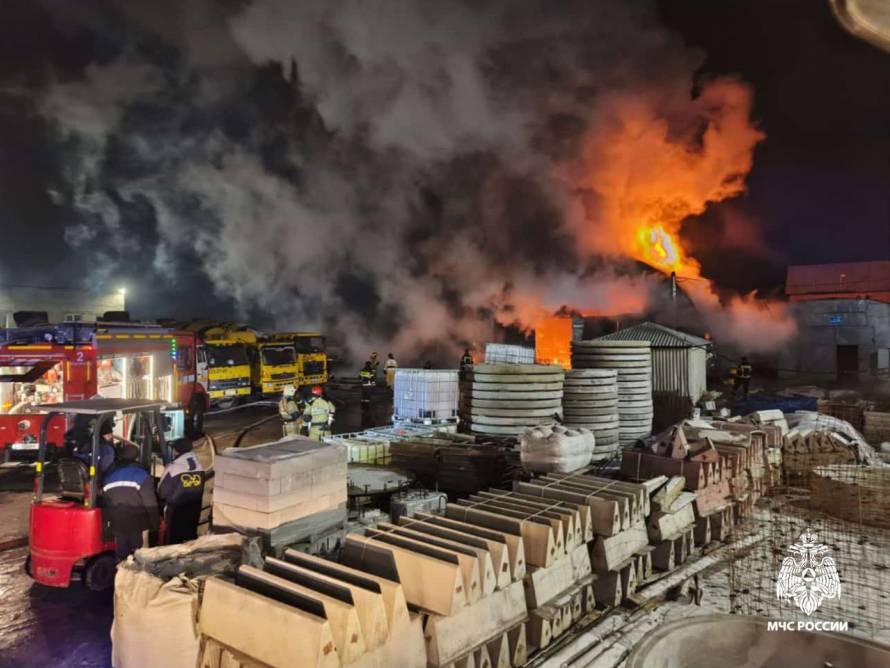 Во Владивостоке ночью сгорел ангар со спецтехникой