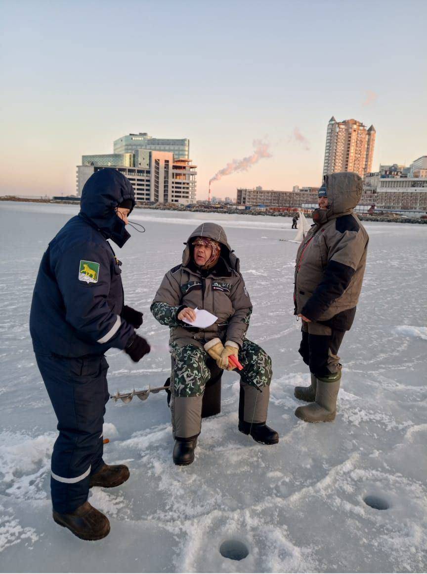 Рыбакам во Владивостоке напомнили об опасности выхода на лед