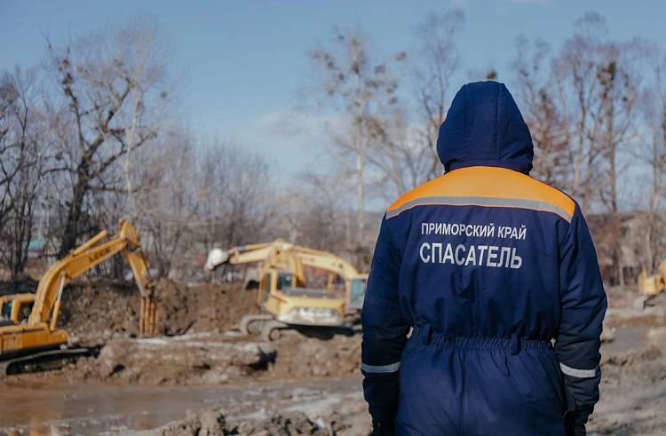 В Приморье расчищают реку Ореховка