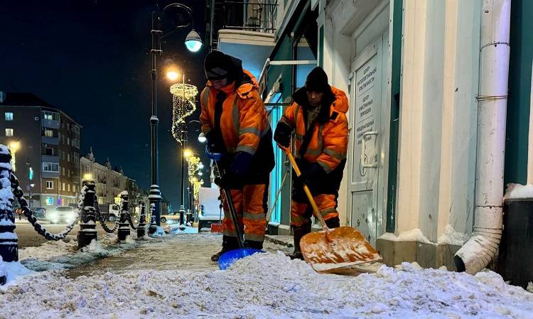 Ночью во Владивостоке продолжат чистить дороги и вывозить снег