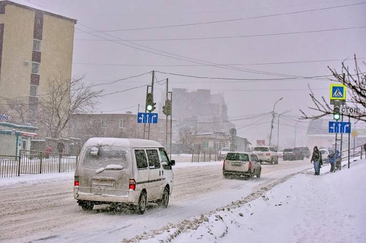 Дорожники круглосуточно вывозят снег с улиц Владивостока