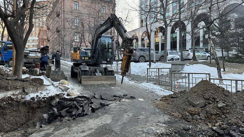 Перекладка теплотрассы идет в Краснознаменном переулке во Владивостоке