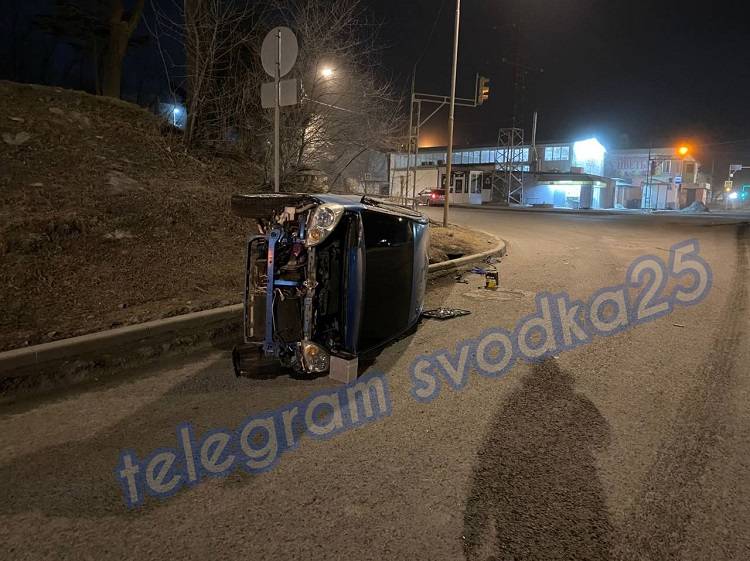 Во Владивостоке в ночном ДТП с перевертышем пострадала девушка