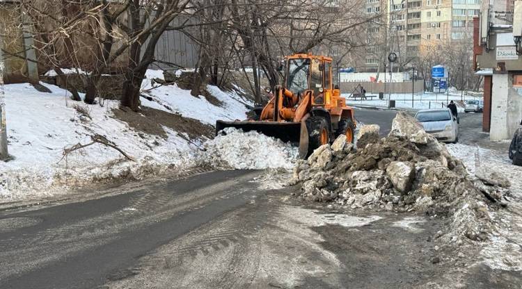 С улиц Владивостока продолжают вывозить снег