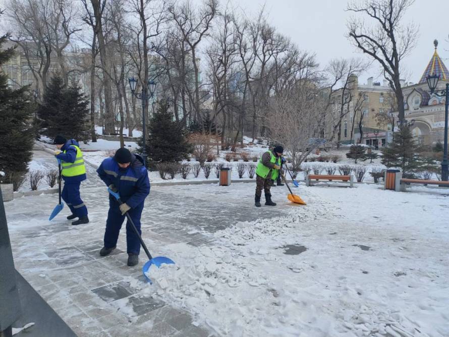 Парки и скверы очищают от наледи во Владивостоке