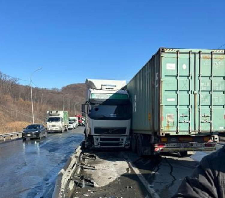 Полиция установила причины ДТП со «сложившейся» фурой во Владивостоке