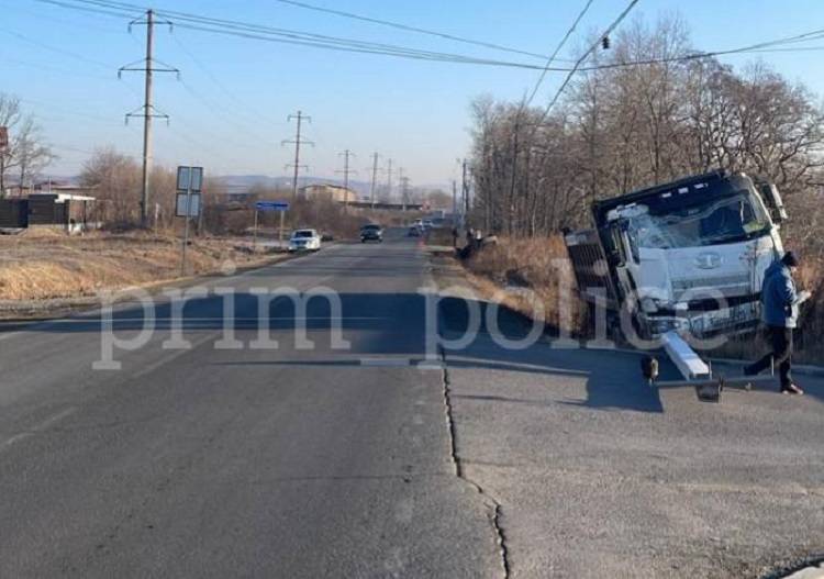 Госавтоинспекция расследует ДТП с большегрузом в Приморье