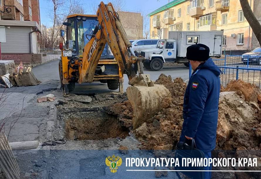 Дорога разрушилась возле дома на улице Крыгина во Владивостоке