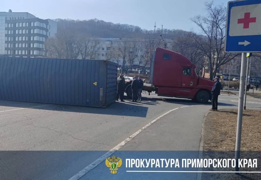 Фура потеряла груз в Находке