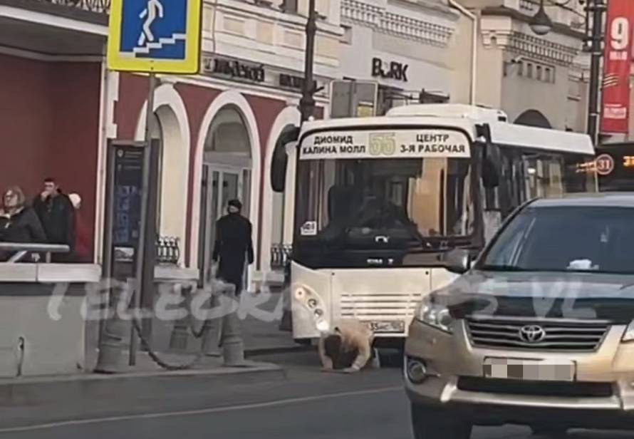 Водитель автобуса молился прямо на проезжей части в центре Владивостока