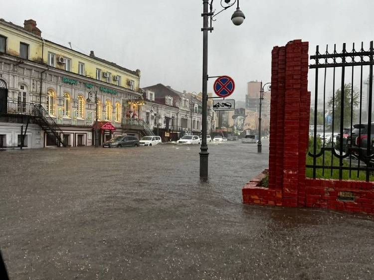 Во Владивостоке из-за мощного дождя вводят режим повышенной готовности