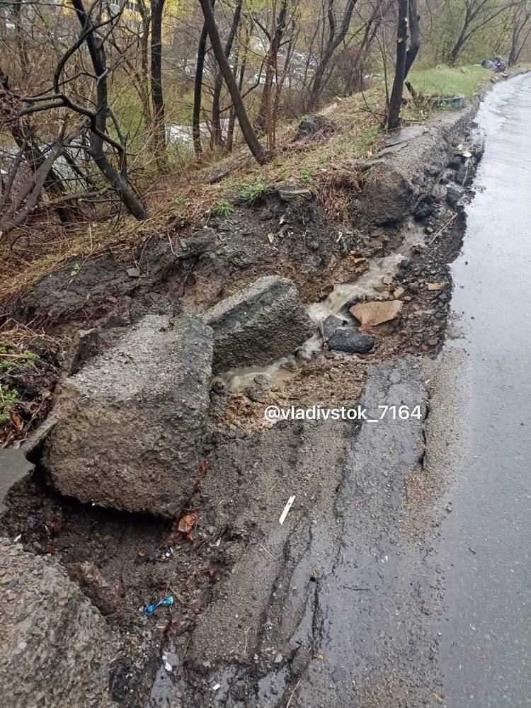 Асфальт утекает вместе с водой: ливень разрушил дорогу во Владивостоке