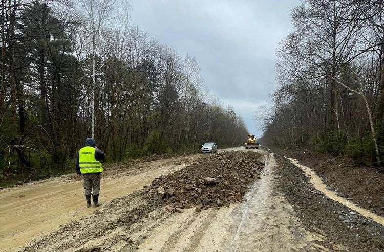 На дорогах Приморья образовались переливы из-за осадков