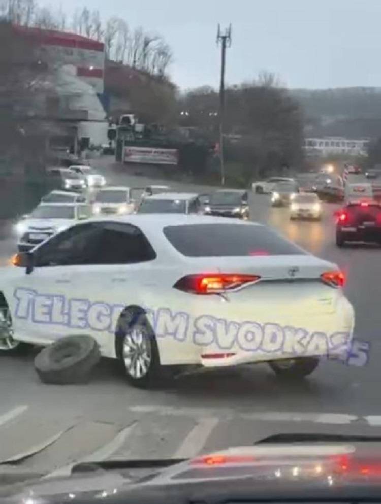 Оторвавшееся колесо устроило ДТП во Владивостоке