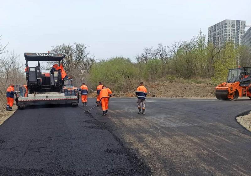 Во Владивостоке ремонтируют дороги: на каких улицах уже укладывают асфальт