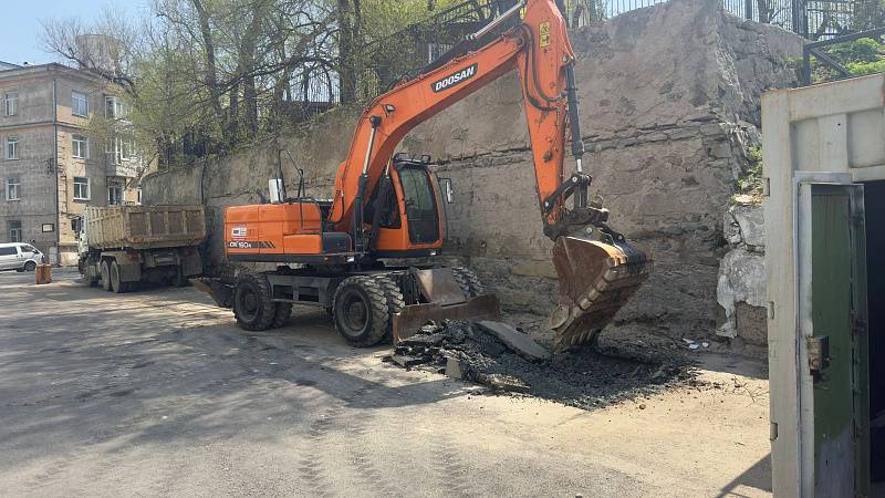 Во Владивостоке ремонтируют проблемную опорную стену на Суханова