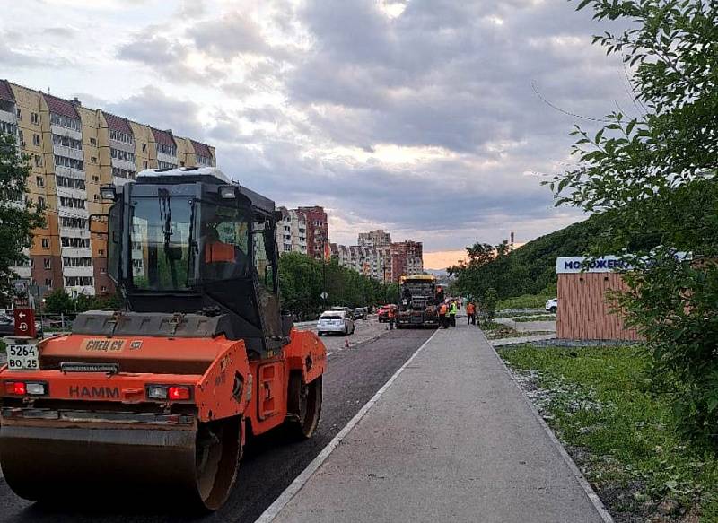 Дорожники приступили к асфальтированию дороги на ул. Адмирала Горшкова