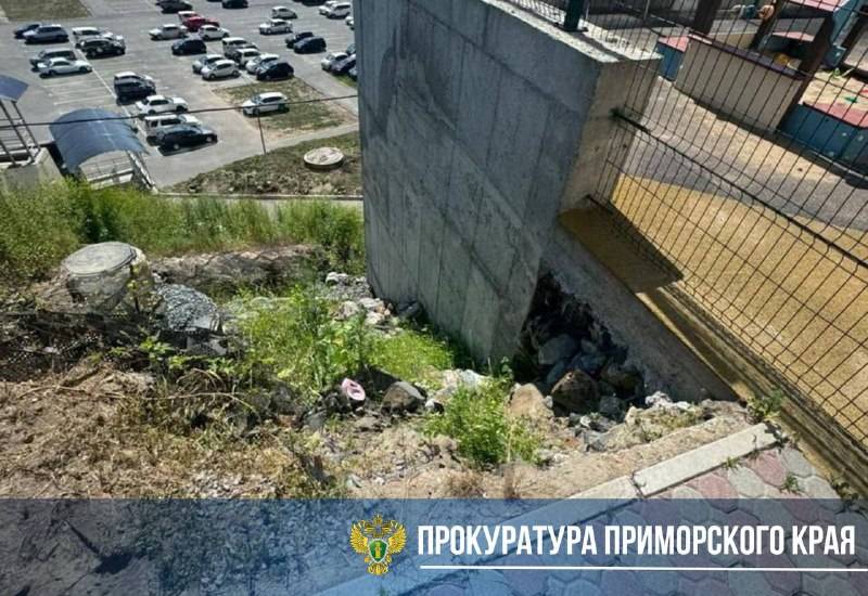 Четырехлетний ребенок упал с косогора на детской площадке во Владивостоке