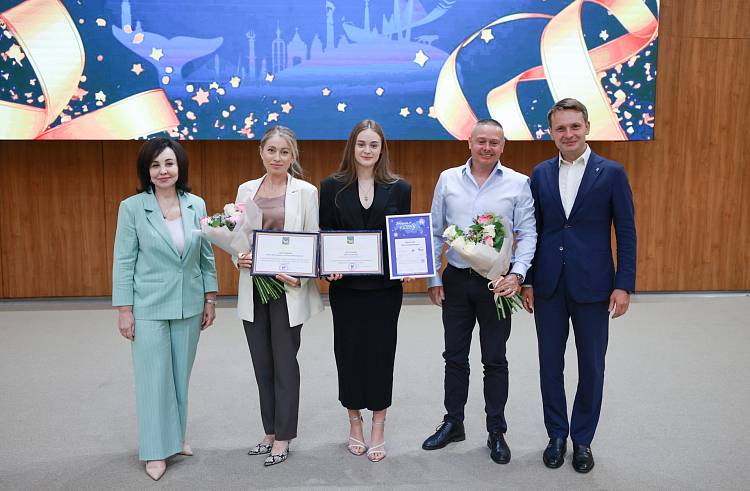 Лучших выпускников-стобалльников ЕГЭ чествовали в Приморье