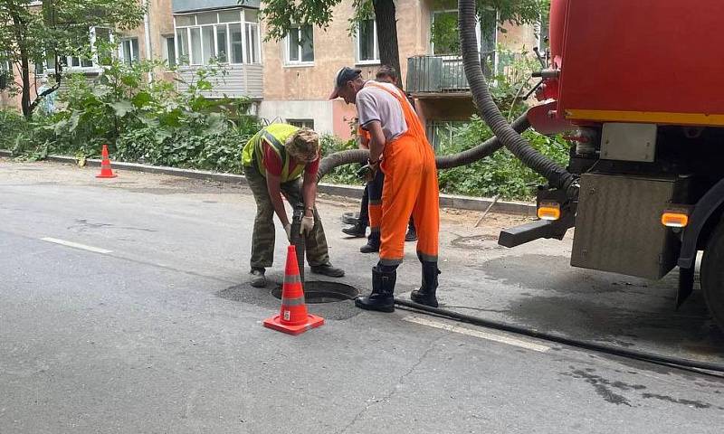 Во Владивостоке специалисты промыли более 140 метров ливневой системы