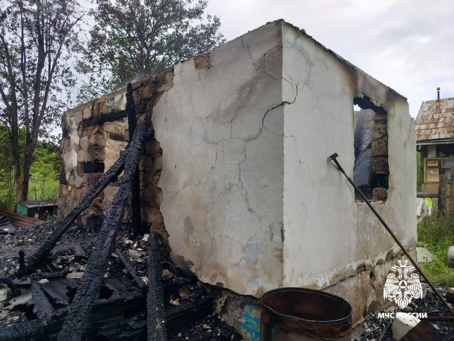 В Дальнегорске при пожаре дачного дома погиб мужчина