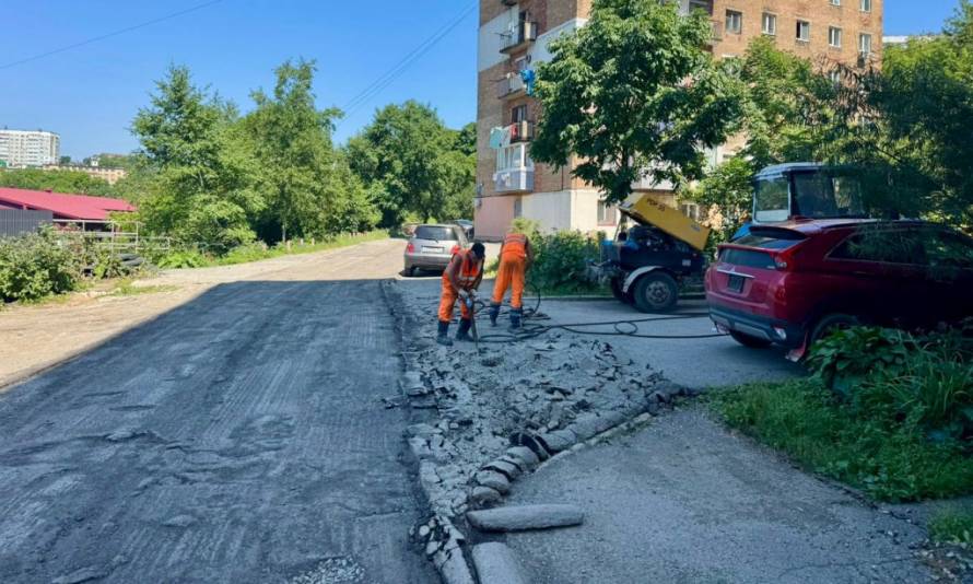 Межквартальный проезд ремонтируют на Адмирала Кузнецова во Владивостоке