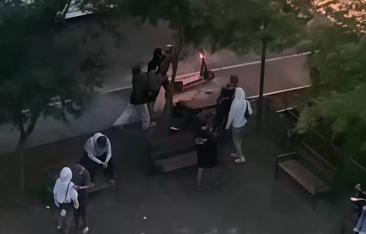 Во Владивостоке подростки терроризируют местных жителей