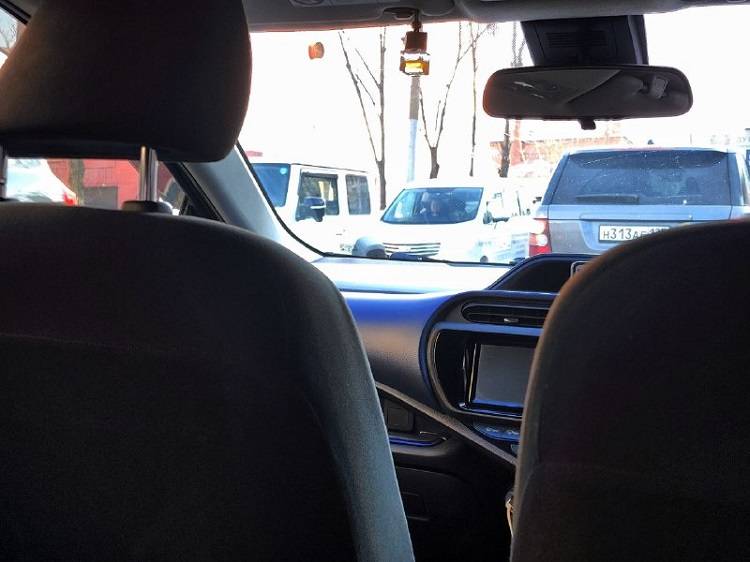 Таксист пытался бесплатно припарковаться в аэропорту Владивостока