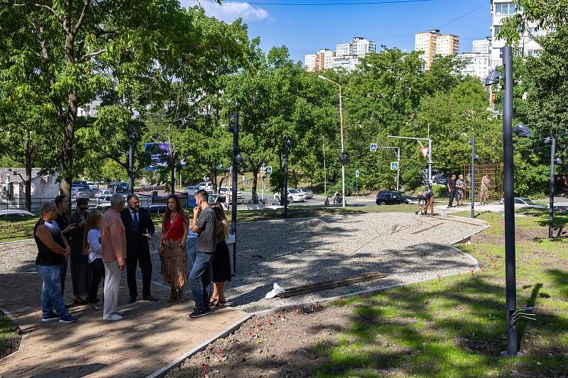 Сквер на улице Борисенко во Владивостоке готов на 95%