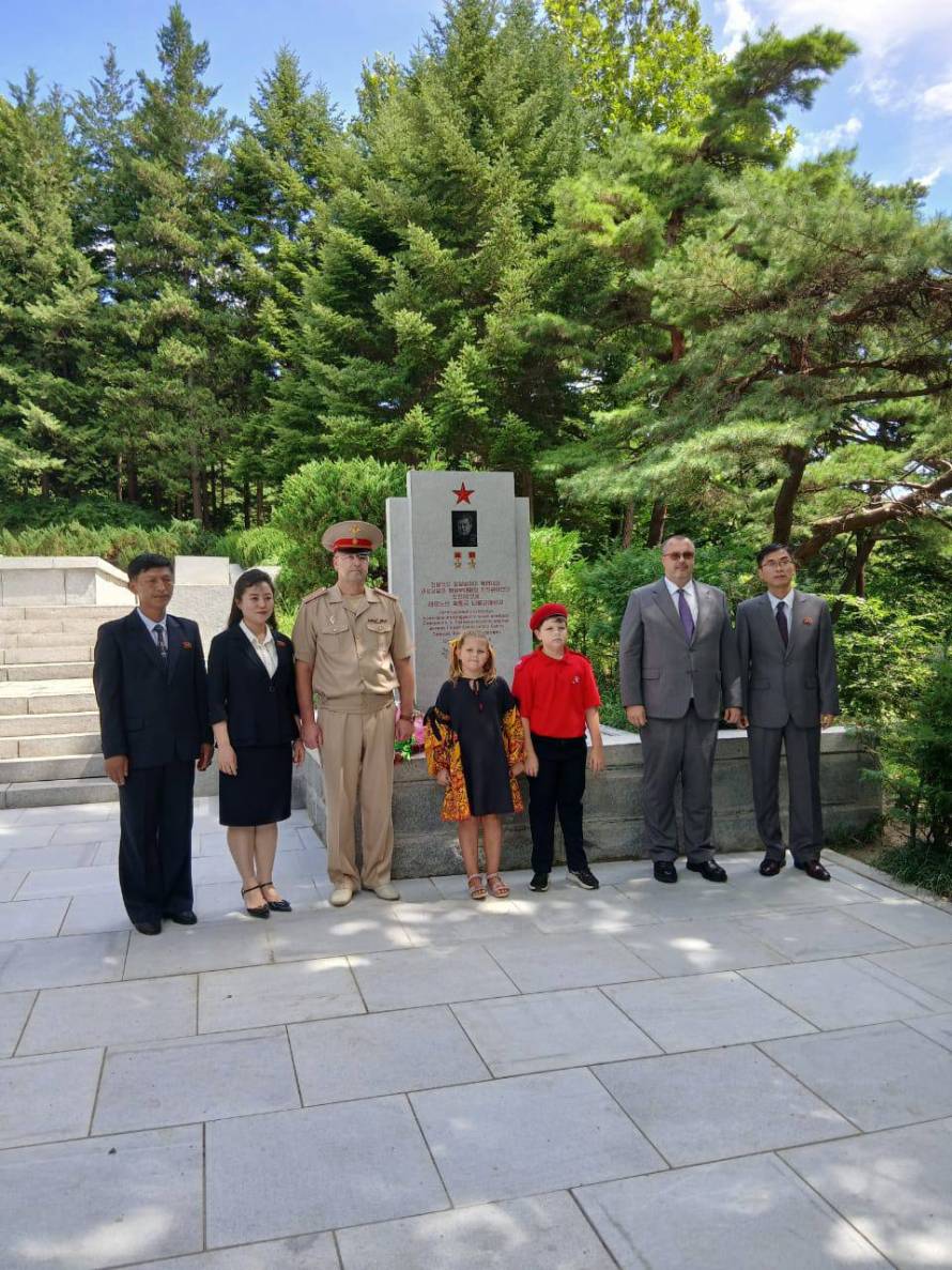 Памятную плиту Герою СССР Леонову открыли к 80-летию освобождения Кореи