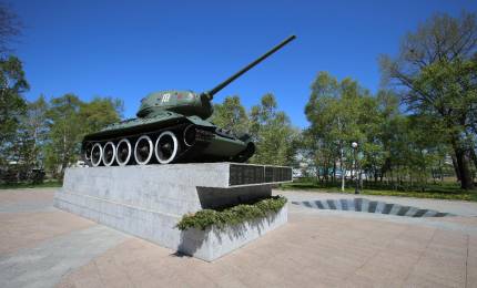 Pamyatnik-tankovoy-kolonne-_Primorskiy-komsomolets_.jpg