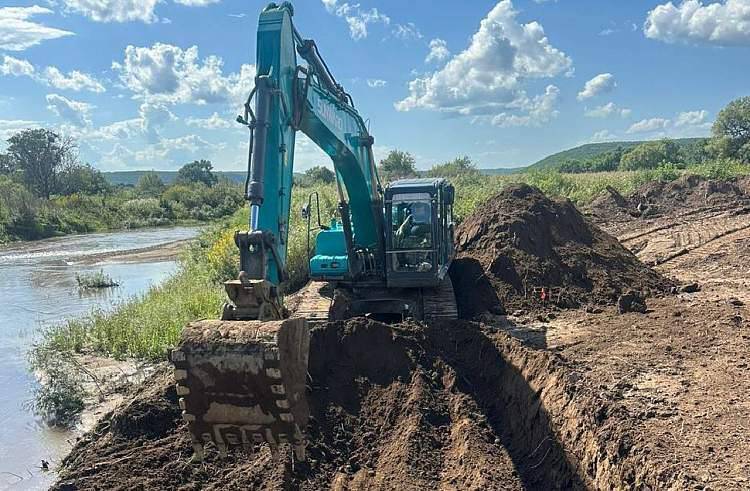 В Уссурийском округе строят временный мост у аварийного участка