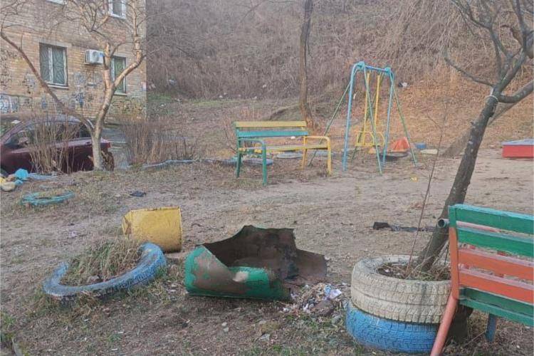 Подростки взорвали мусорный бак на детской площадке во Владивостоке