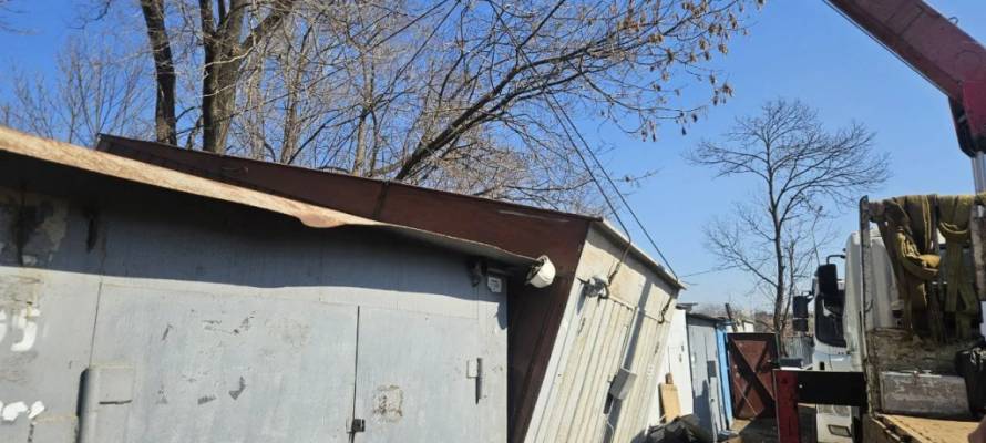 Nezakonnye-metallicheskie-garazhi-ubirayut-vdol-rechki-Obyasneniya-_4_.jpg